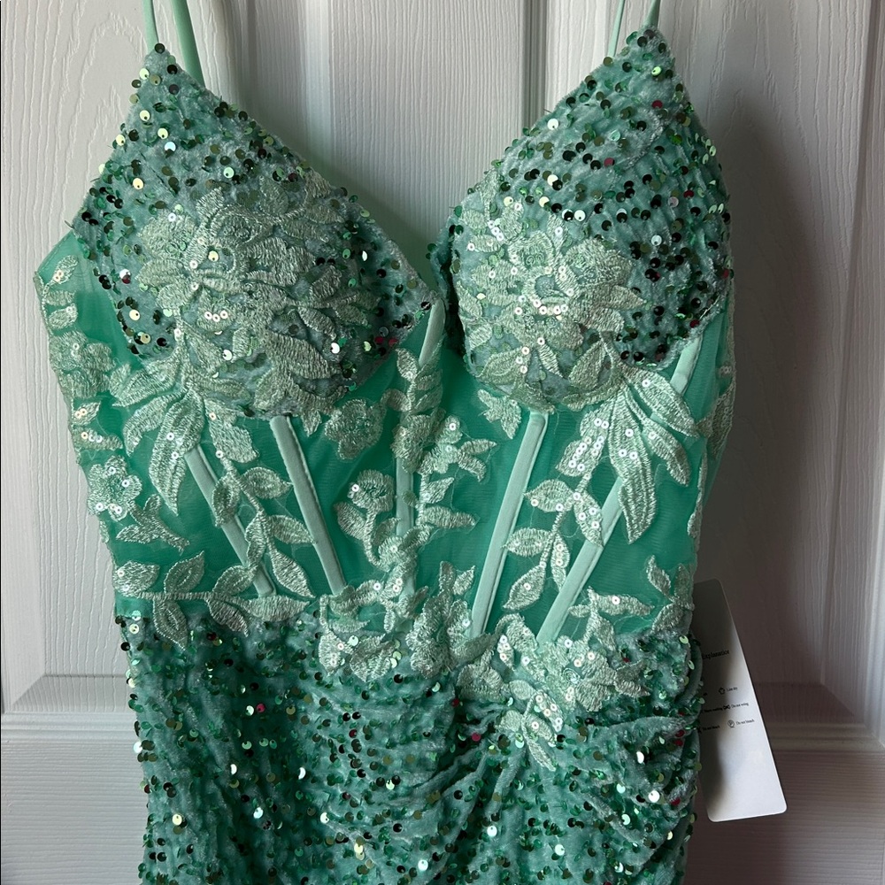 Stunning embroidered sequin stunner mini dress - Picture 2 of 9